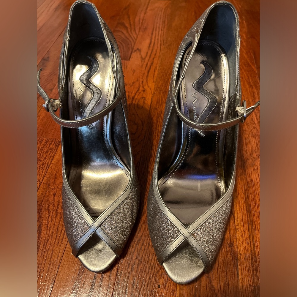 3/$15 💖 Nina Gold Sparkly Heels sz 8